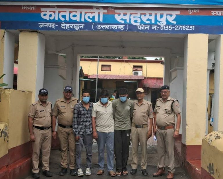 हत्याकांड के फरार मुख्य आरोपी सहित तीन आरोपी पुलिस के