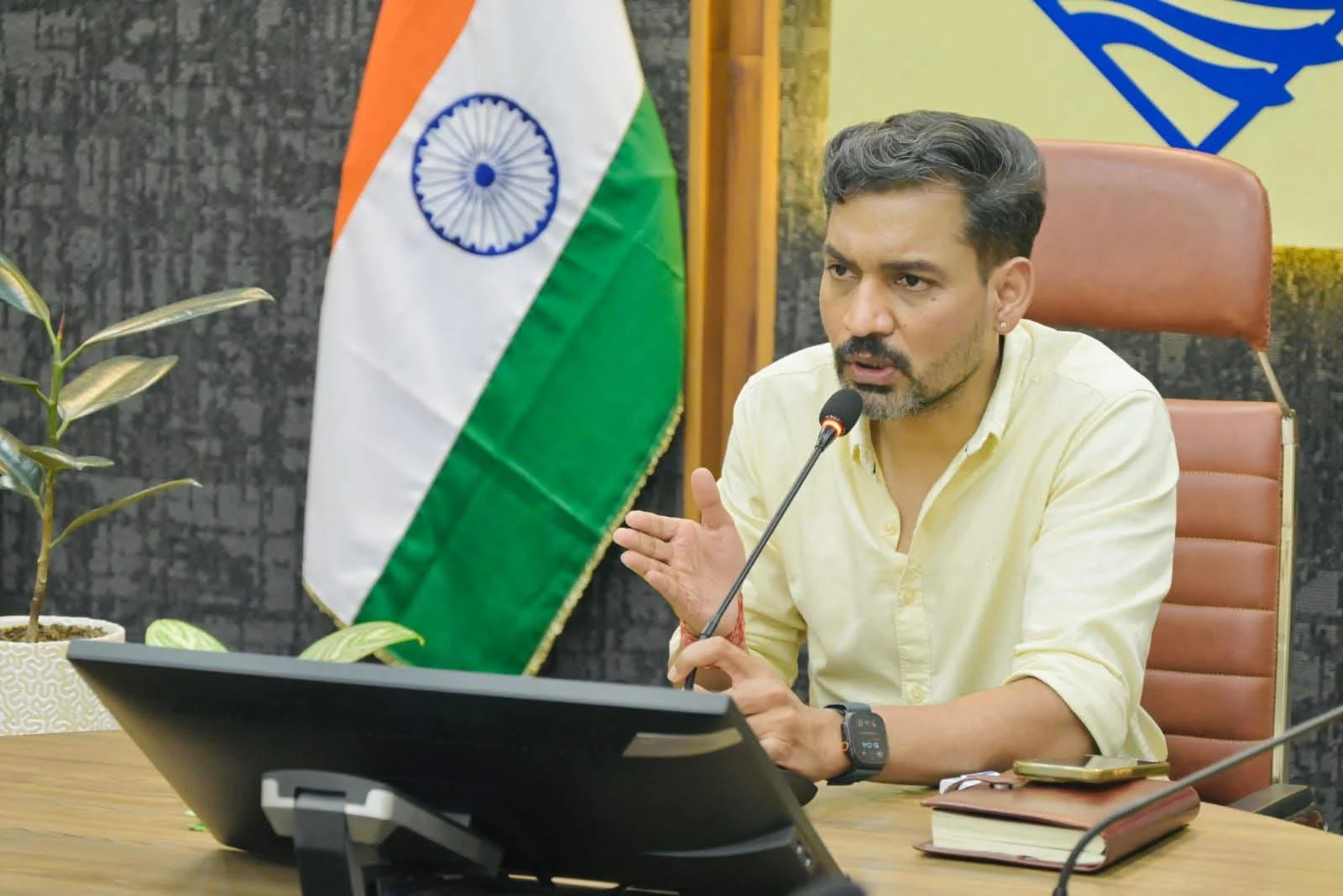 हर घर जल' में देरी बर्दाश्त नहीं! डीएम आशीष चौहान