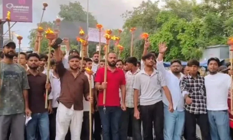 हरिद्वार में छात्रों के समर्थन में मशाल जुलूस, शिक्षा मंत्री