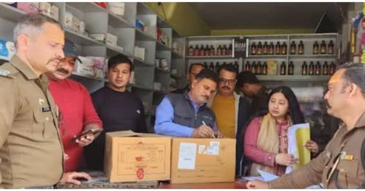 हरिद्वार में मेडिकल स्टोर की आड़ में चल रहा था