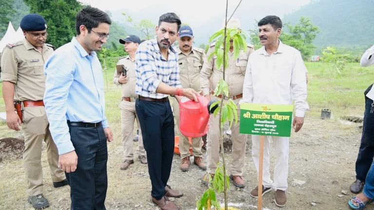 हरेला पर्व पर जिलाधिकारी डॉ. आशीष चौहान ने किया वृक्षारोपण,