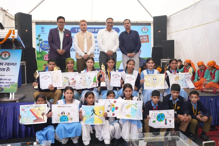 ‘विकसित भारत’ के संकल्प से जुड़े विद्यार्थी और ग्रामीण, चकराता