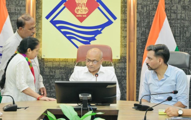 समाधान दिवस में 145 से अधिक फरियादियों की सुनी समस्याएं, लंबित शिकायतों पर आयुक्त सख्त