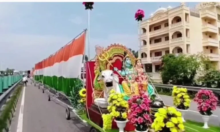 221 फीट लंबे तिरंगे के साथ निकले कांवड़िए, हरिद्वार से