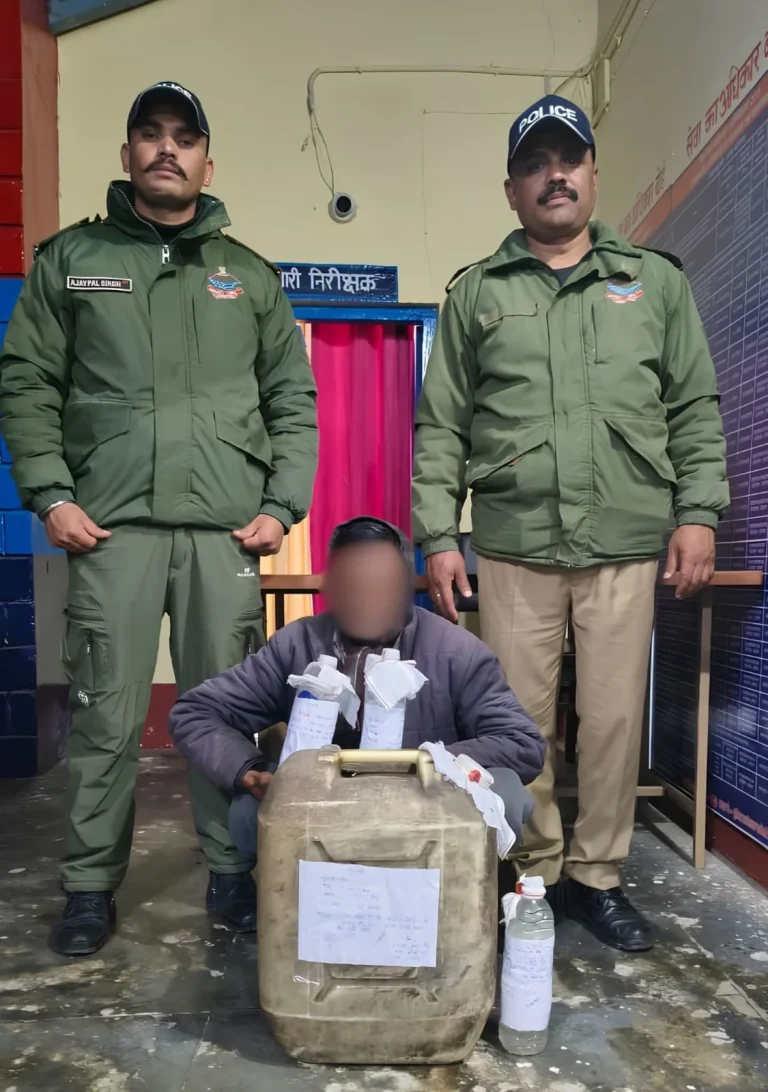 25 लीटर कच्ची शराब के साथ एक गिरफ्तार, मंदिर परिसर