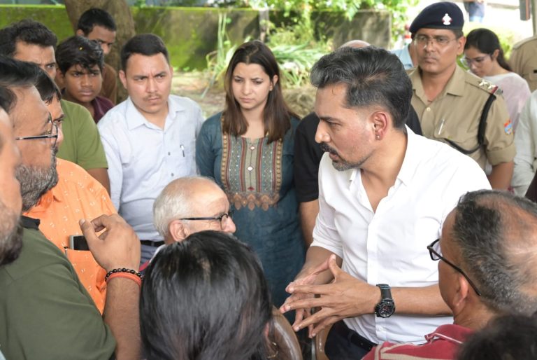 DM directs swift action to tackle waterlogging in Seemadwar, cracks