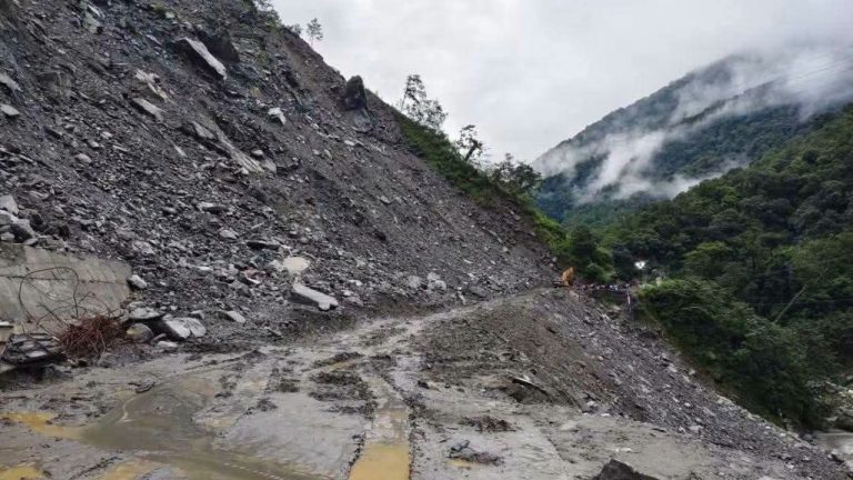 Kedarnath Yatra: सोनप्रयाग में खिसका पहाड़, थमीं हजारों शिवभक्तों की