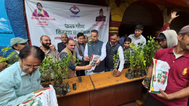Minister Joshi distributes 1,500 fruit-bearing saplings to Mussoorie residents