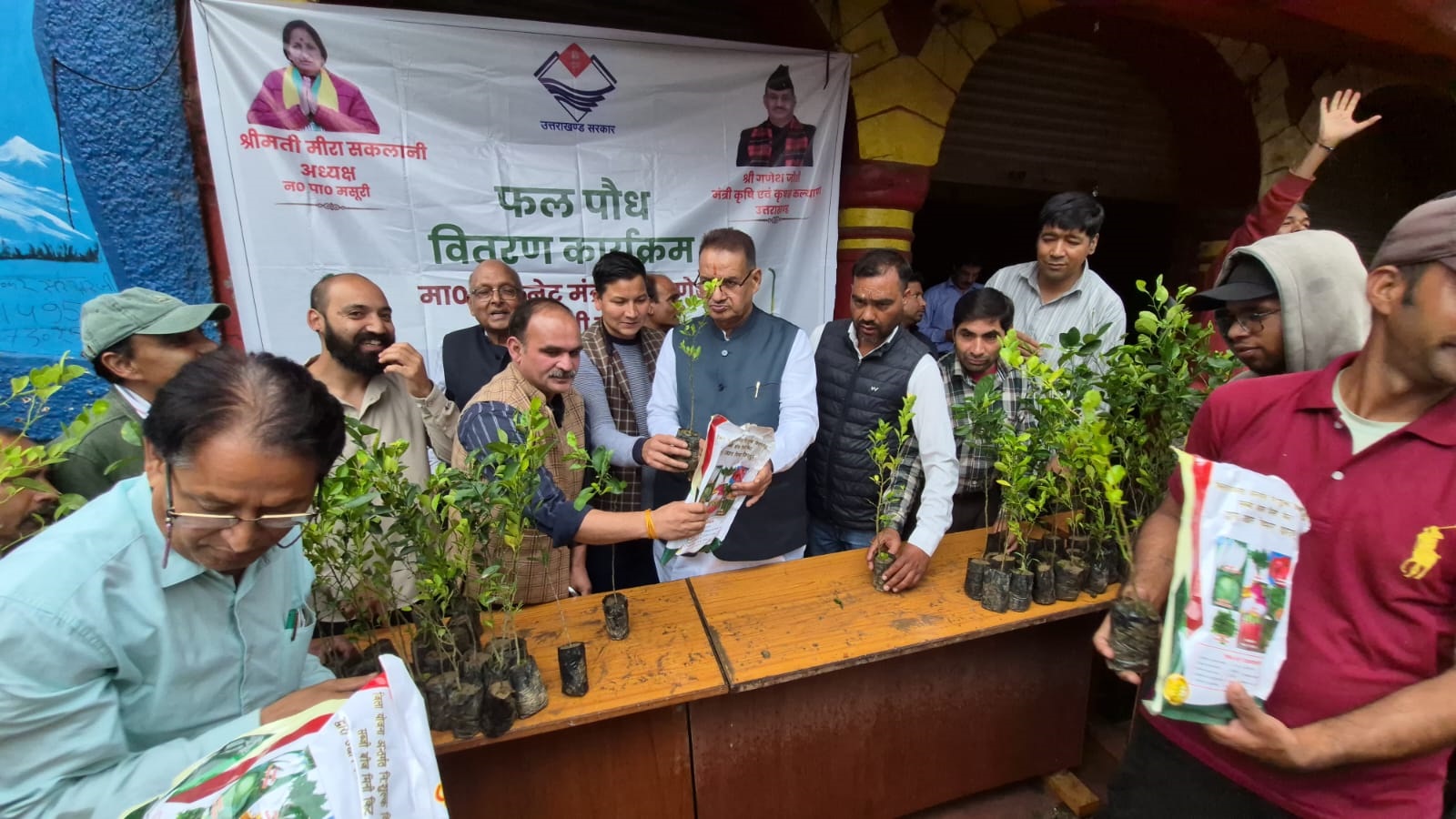 Minister Joshi distributes 1,500 fruit-bearing saplings to Mussoorie residents