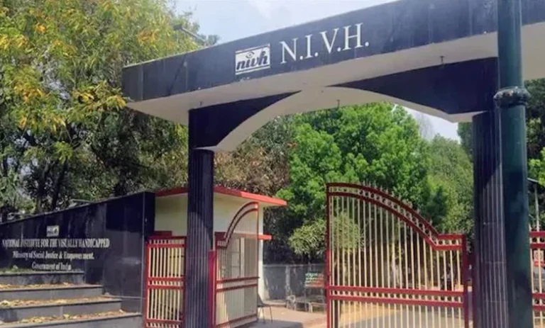 NIEPVD में दृष्टिबाधित छात्रों का आंदोलन तेज, प्रशासनिक भवन पर