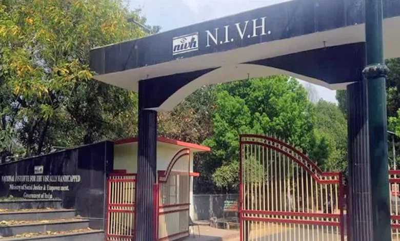 NIEPVD में दृष्टिबाधित छात्रों का आंदोलन तेज, प्रशासनिक भवन पर