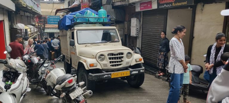 Out-of-Control Jeep rashes into restaurant on Mall Road causing damage
