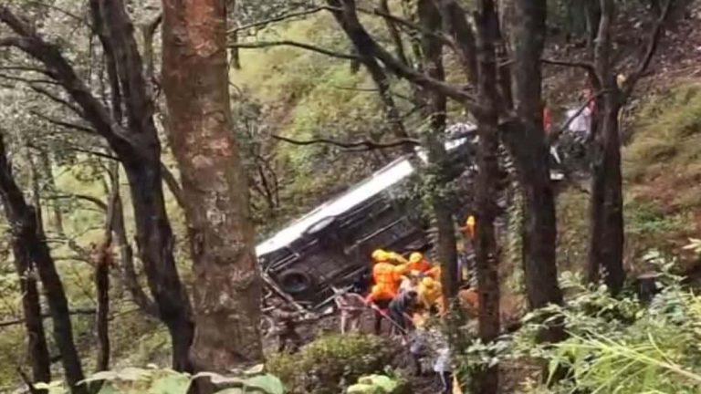 Tempo Traveller falls into deep gorge in Nainital, 1 dead,
