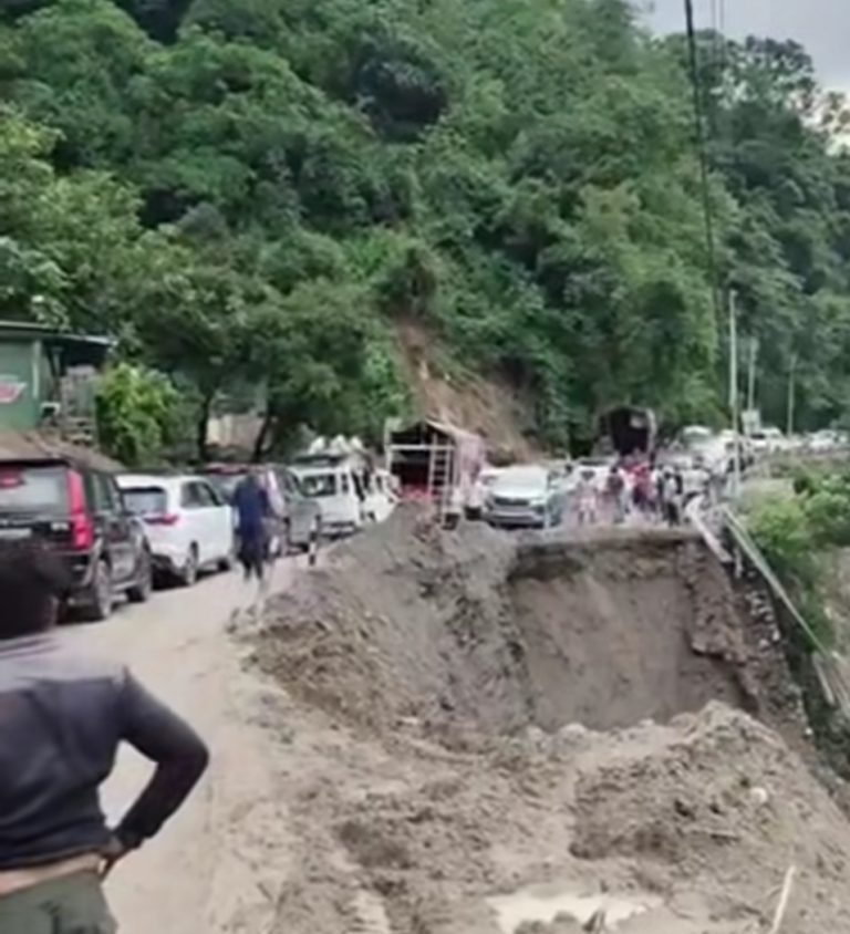 Traffic chaos at ‘Pani Wala Bend’ in Mussoorie continues