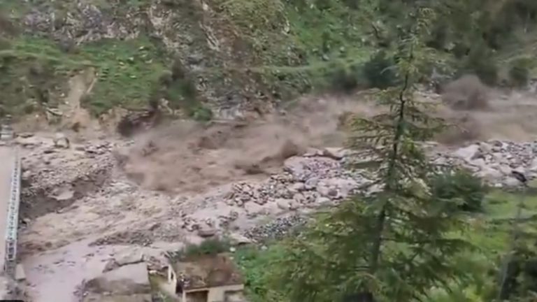 Uttarakhand Weather Alert: उत्तराखंड के 12 जिलों पर मंडराया Flash