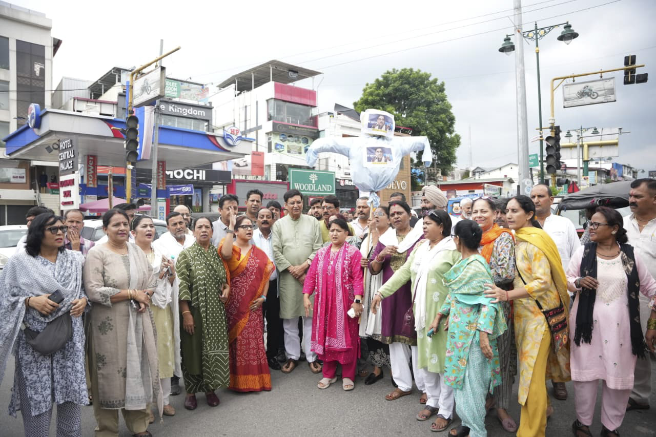 Women’s Cong led by Jyoti Rautela stages demonstration against against