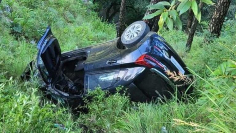 अचानक कार ने खोया कंट्रोल और सीधे खाई में जा