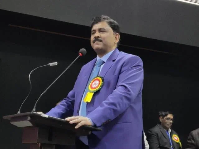 अवकाश के दिन भी काम पर रहे यूपीसीएल के एमडी