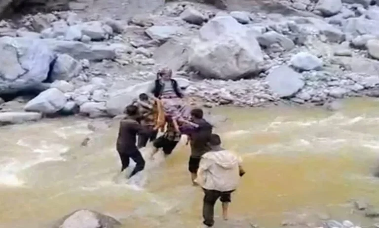 उत्तरकाशी में बारिश का कहर: सड़कें बंद, मरीजों को डंडी-कंडी