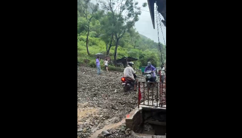 उत्तराखंड के पौड़ी में लैंडस्लाइड से मकान मलबे में समाया,