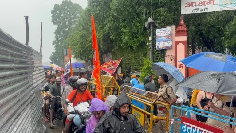 उत्तराखंड में कांवड़ यात्रा के आखिरी दिन गंगा जल लेने