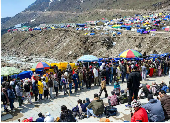 उत्तराखंड में पर्यटन बढ़ा, पहाड़ का दम घुटा, लेकिन सरकार