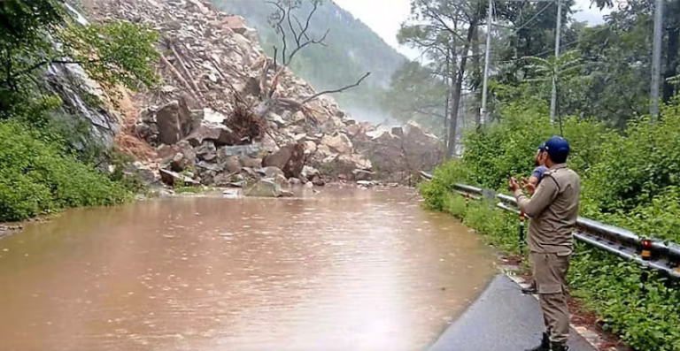 उत्तराखंड में पहाड़ ने रोका रास्ता! NH-07 पर गिरा मलबा,
