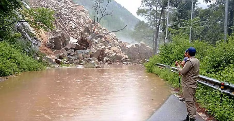 उत्तराखंड में पहाड़ ने रोका रास्ता! NH-07 पर गिरा मलबा,