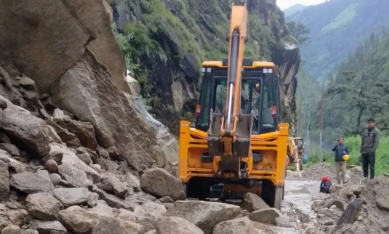 उत्तराखंड में बारिश का असर: यमुनोत्री-गंगोत्री हाईवे कई जगह बंद,