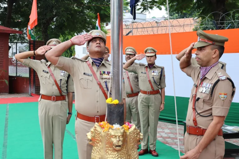 कर्तव्य, सेवा और राष्ट्रभक्ति के संकल्प के साथ मनाया स्वतंत्रता