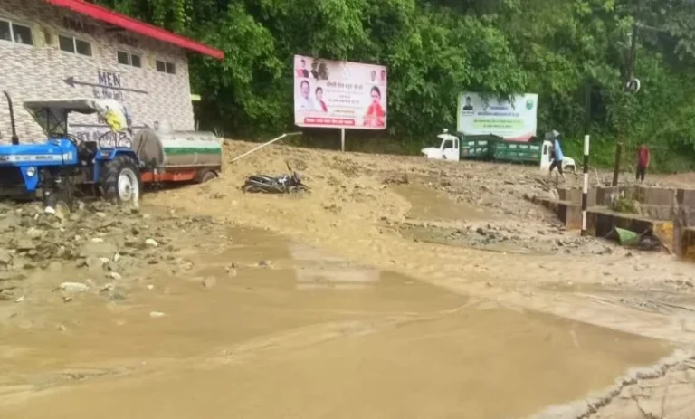 केदारनाथ हाईवे पर मलबे का सैलाब, तिलवाड़ा में कई वाहन