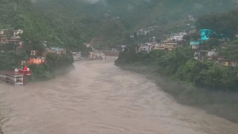 गर्जना करने लगी अलकनंदा नदी! खतरे के निशान के पास
