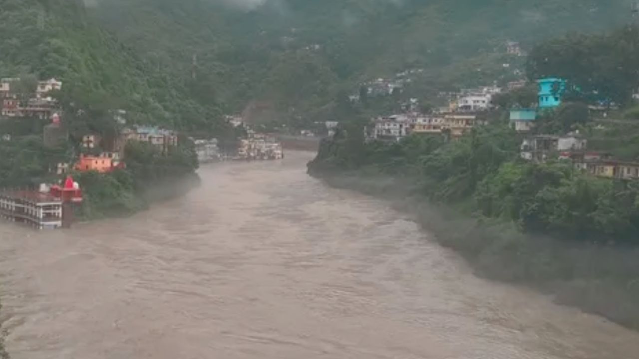 गर्जना करने लगी अलकनंदा नदी! खतरे के निशान के पास