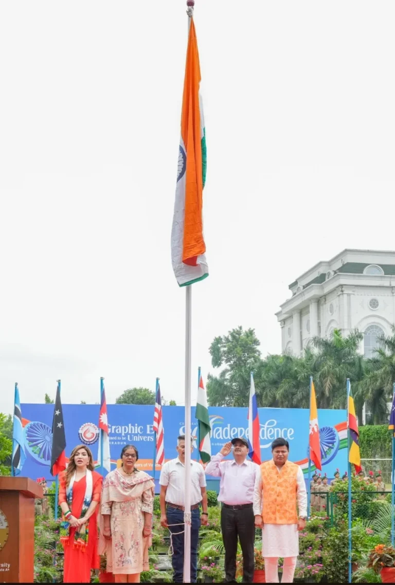 ग्राफिक एरा में शहीद के पिता ने फहराया तिरंगा  -