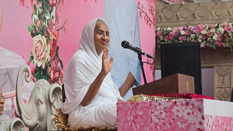 चातुर्मास में आध्यात्मिक ज्ञान की वर्षा से सराबोर हो रहे