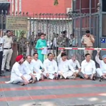 चुनाव आयोग के बाहर कांग्रेस नेताओं का धरना, उत्तराखंड में