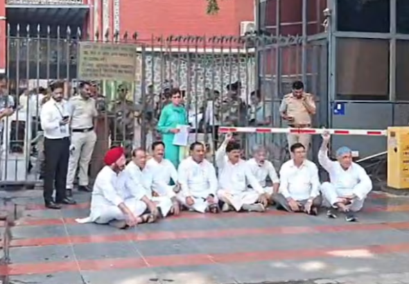 चुनाव आयोग के बाहर कांग्रेस नेताओं का धरना, उत्तराखंड में