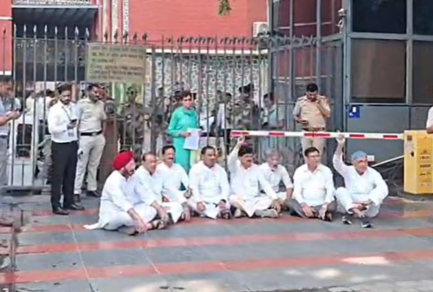 चुनाव आयोग के बाहर कांग्रेस नेताओं का धरना, उत्तराखंड में
