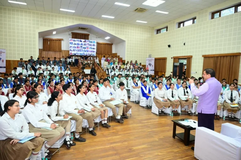 छात्र-छात्राओं के सुझाव सरकारी नीतियों में होंगे शामिल : सीएम