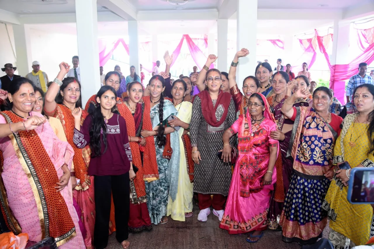 जनमिलन में सुनी ग्रामीणों की समस्याएं, रेखा आर्या ने विधायक