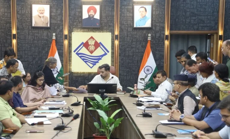 जनसुनवाई में डीएम का सख्त रुख, हर फरियाद पर दिए