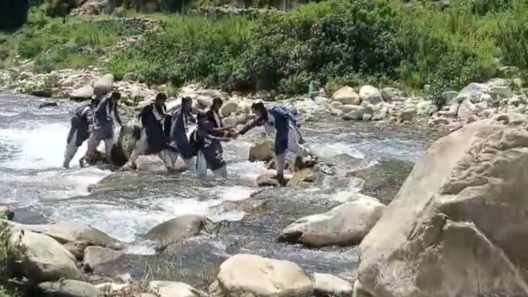 जान जोखिम में डाल कलम थामने की जिद! उत्तराखंड में