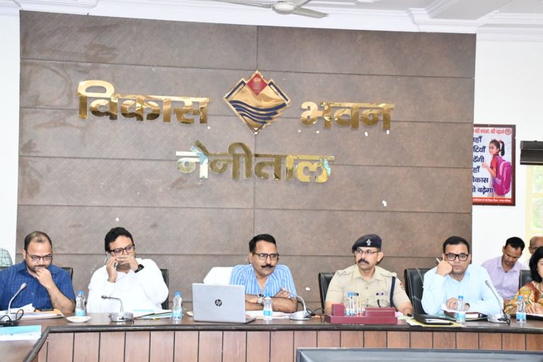 डीएम ने विकास कार्यों की समीक्षा कर अधिकारियों को दिए कड़े निर्देश