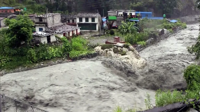तिब्बत की ओर से आई बाढ़ के कारण उत्तरी नेपाल