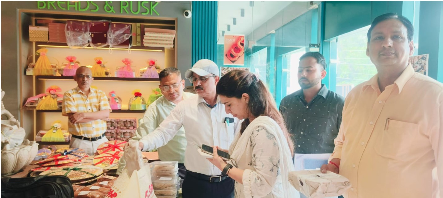 त्योहारी सीजन में मिलावटखोरी पर प्रशासन सख्त, मिठाई की दुकानों पर ताबड़तोड़ छापेमारी