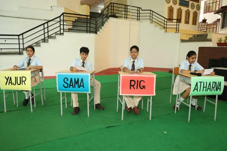 द आर्यन स्कूल में अंतर-सदनीय हिंदी एवं अंग्रेज़ी वाद-विवाद तथा