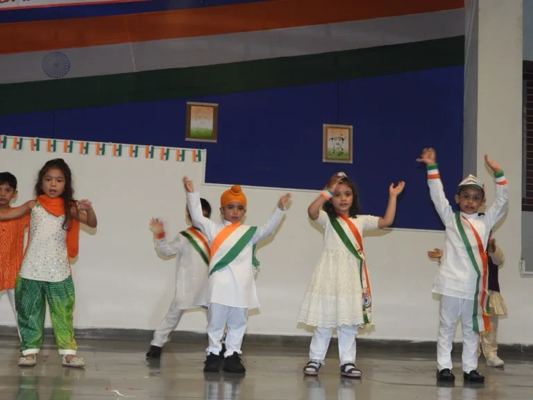 द आर्यन स्कूल में देशभक्ति और उद्देश्य की भावना के