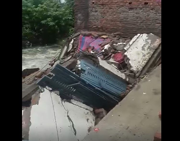 देहरादून में बारिश से बड़ा हादसा, करगी ग्रांट में दो दुकानें और एक मकान ढहा, लोगों में दहशत