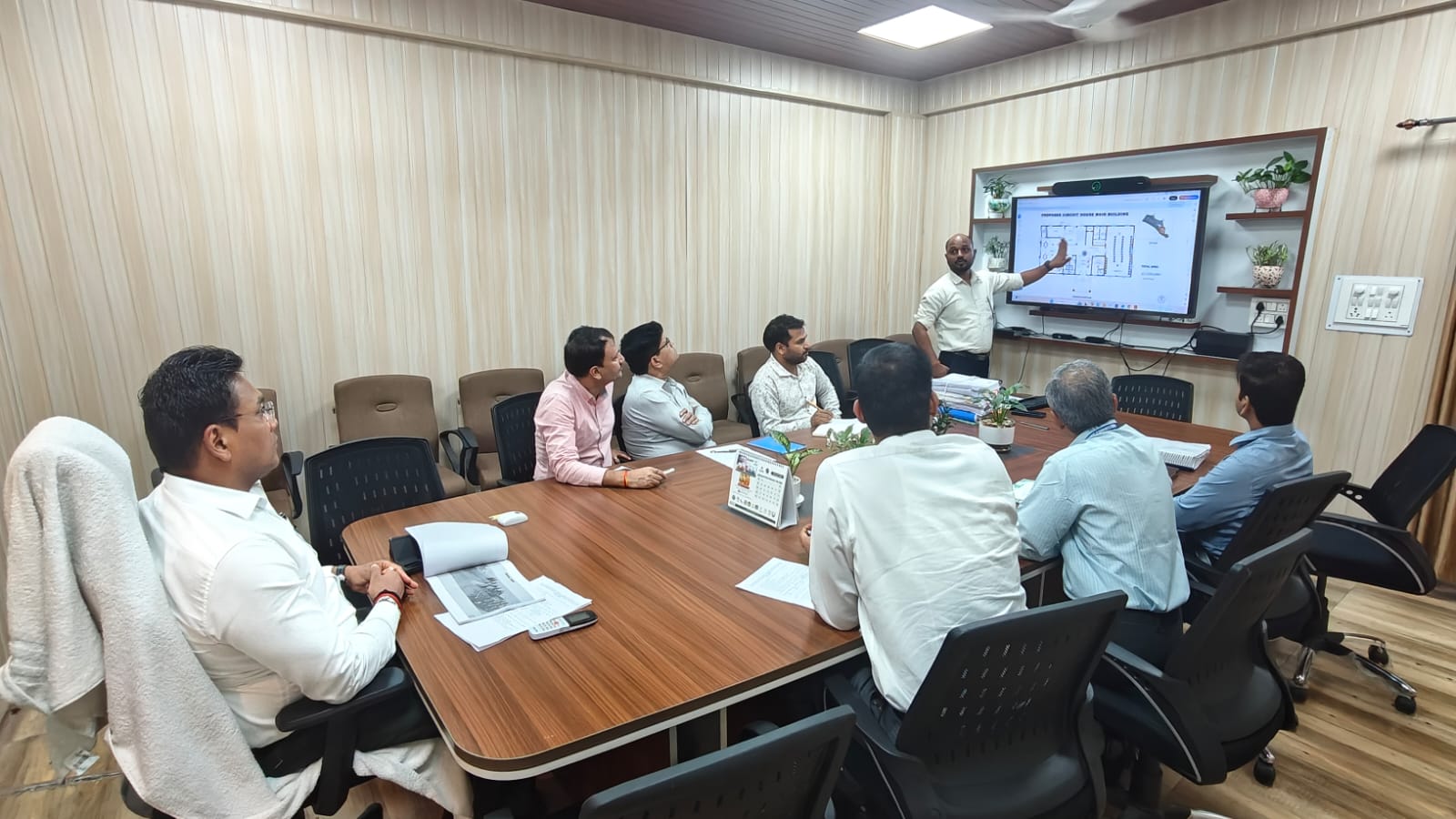 धामी सरकार का विकास पर फोकस, मास्टर प्लान से अवैध निर्माण तक आवास विभाग की समीक्षा