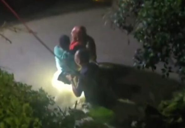 नहर में बह रहे युवक को पुलिस और फायर टीम